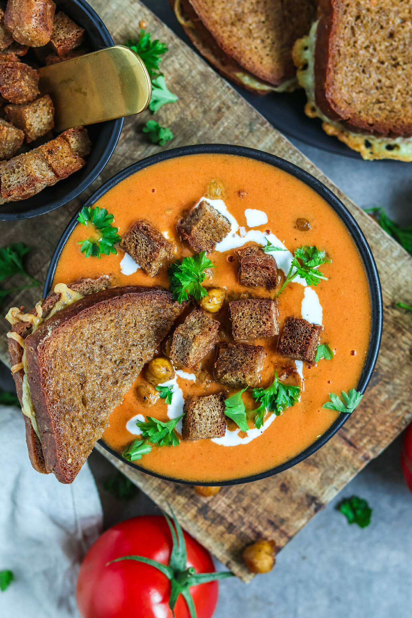 Vegane Tomatensuppe | Cremige Suppe aus ofengerösteten Tomaten | byanjushka