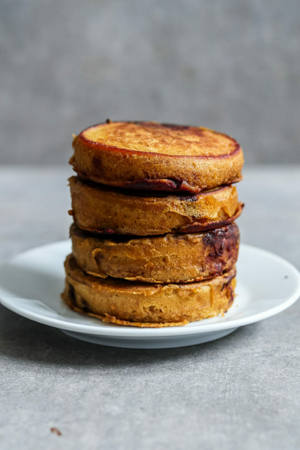 Vegane Pancakes mit Kürbis und Schokoladen-Drops. Dazu gibt es karamellisierte Paranüsse und Ahornsirup.