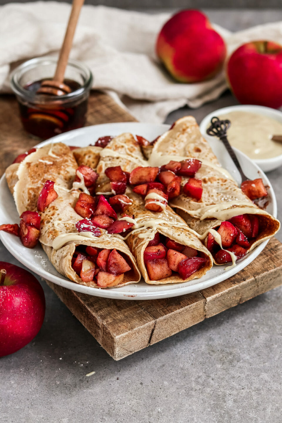 Vegane Crepes mit Zimt, eingerollt und gefüllt mit karamellisierten Zimt-Äpfel.