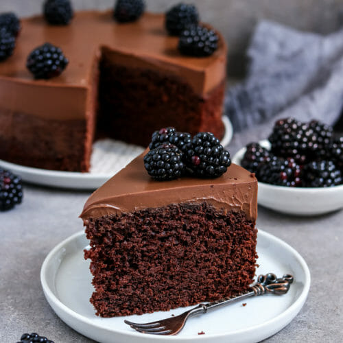 Fluffiger Schokoladenkuchen mit cremigen Schokoladen Frosting und Brombeeren.