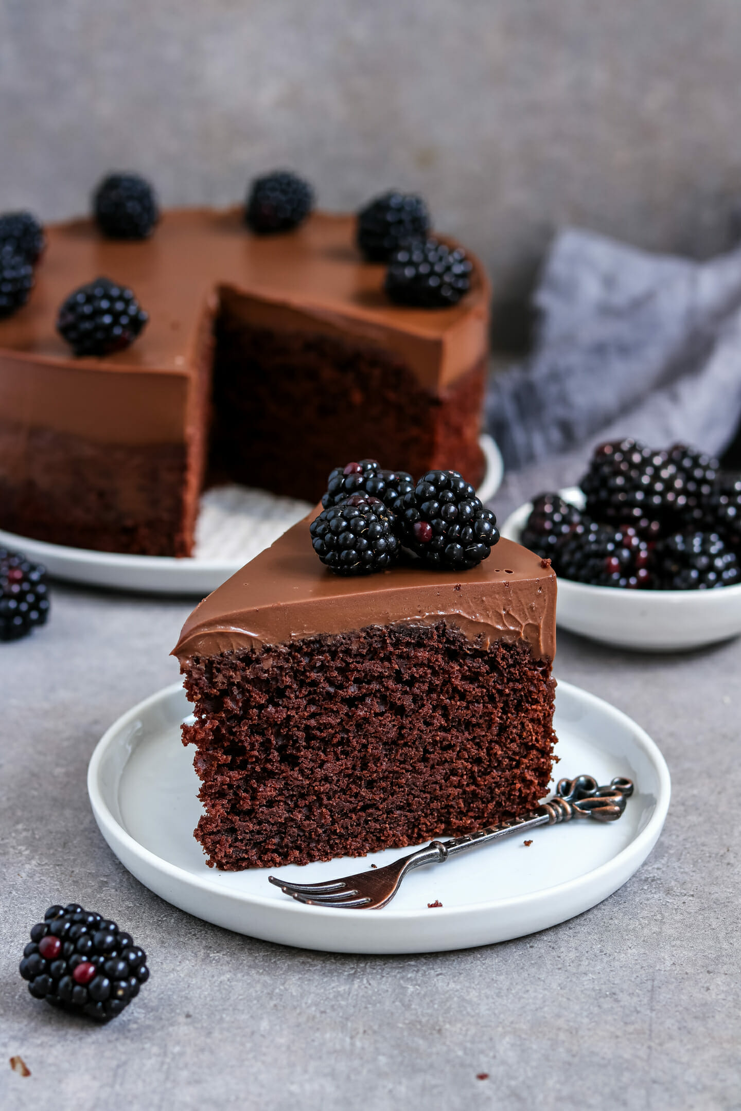 Veganer Schokokuchen mit Schoko Ganache Frosting | byanjushka