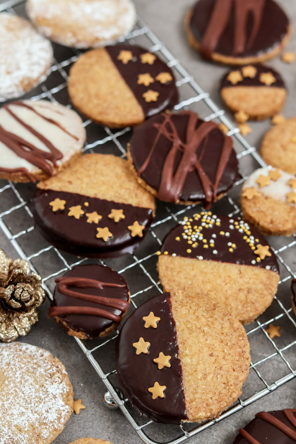 Vegane Mandel Kokos Plätzchen mit weihnachtlicher Dekoration. Nahaufnahme.