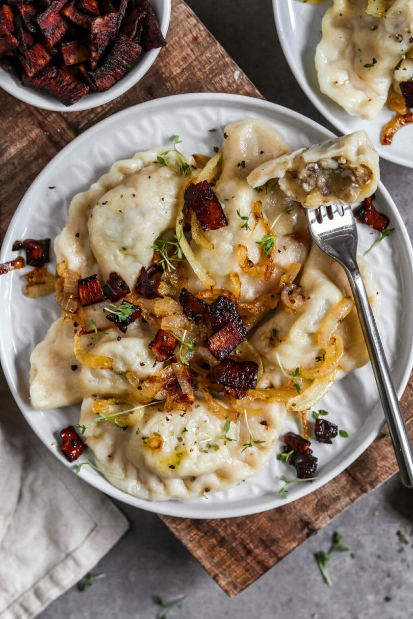 Vegane Pierogi mit Pilzfüllung | Polnische Piroggen gefüllt mit Pilzen ...