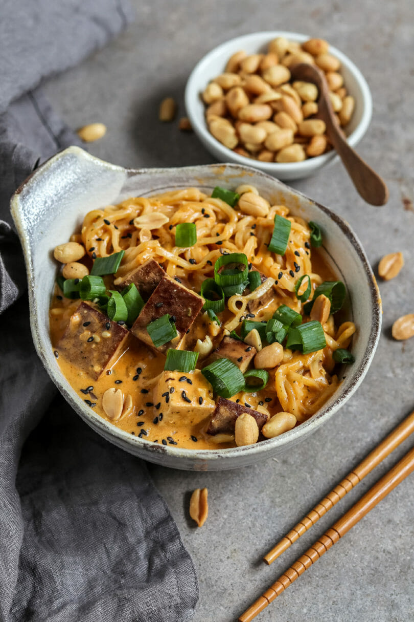 Vegane Thai Nudelsuppe mit Tofu, Frühlingszwiebeln und geröstetem Sesam.