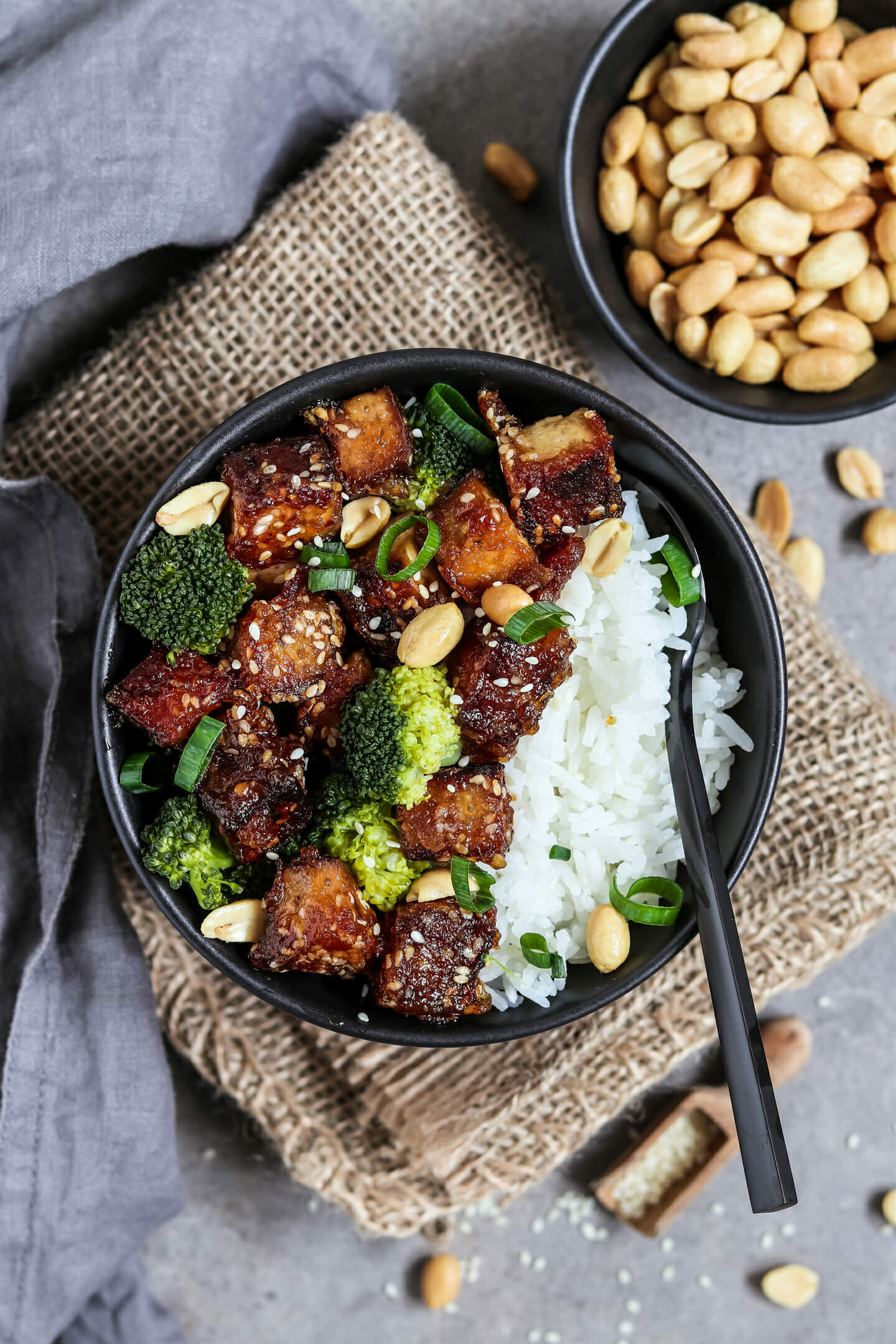 &amp;quot;Sticky&amp;quot; Sesam Tofu mit Süß Sauer Sauce, Brokkoli und Reis | byanjushka