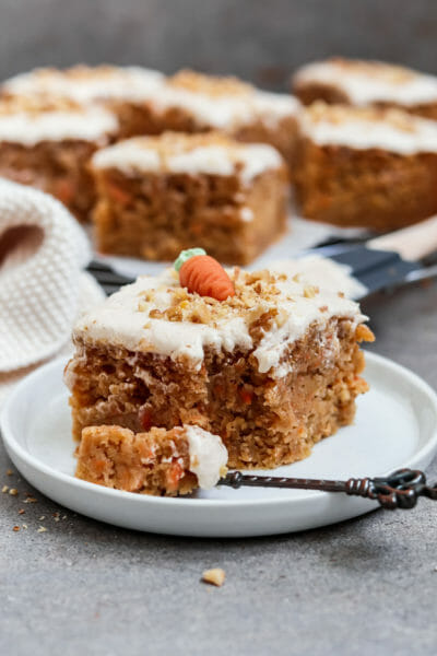 Vegane Carrot Cake Bars mit Zimt Frosting | Einfacher Möhrenkuchen