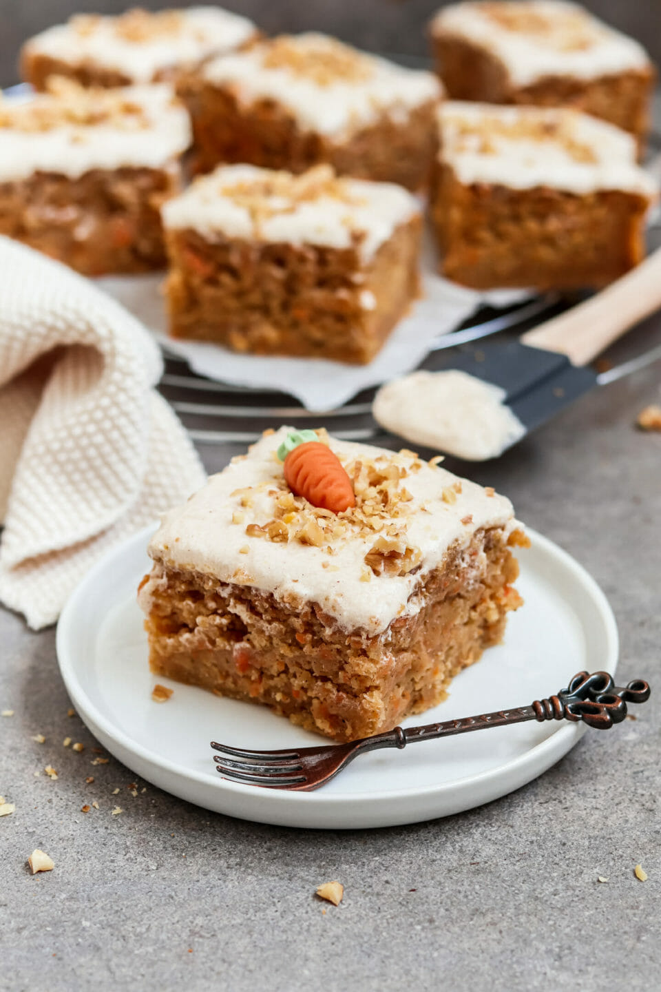 Vegane Carrot Cake Bars mit Frosting.