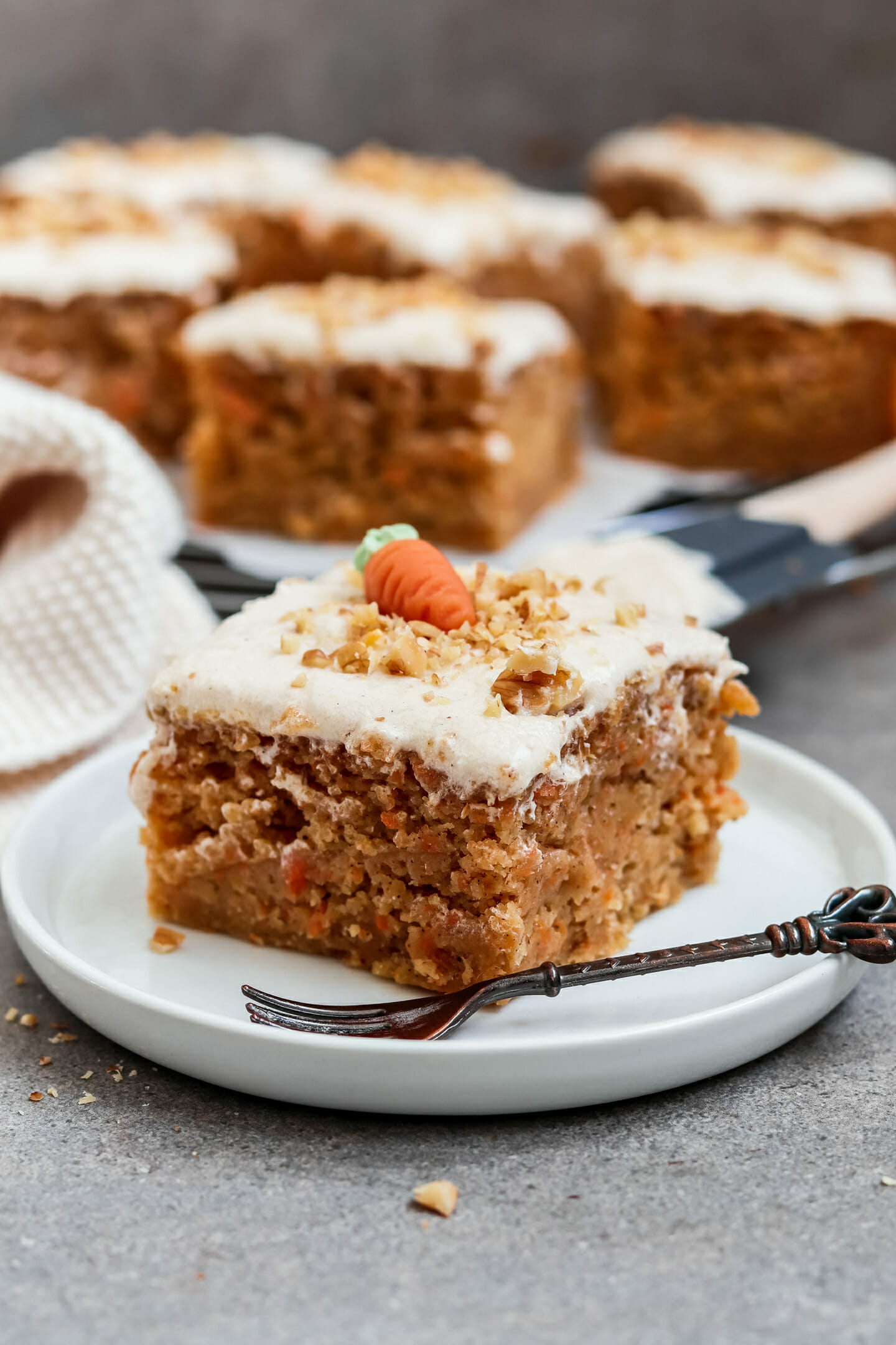 Vegane Carrot Cake Bars mit Zimt Frosting | Einfacher Möhrenkuchen ...