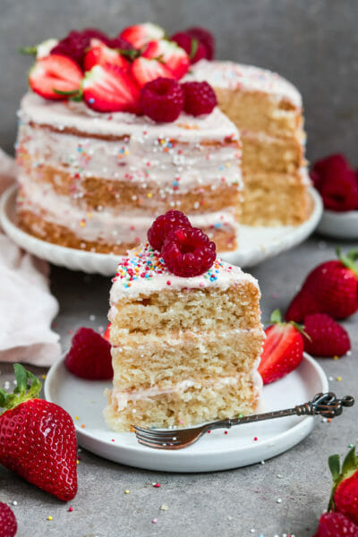 Fluffiger veganer Vanille Kuchen mit Erdbeer Frosting.