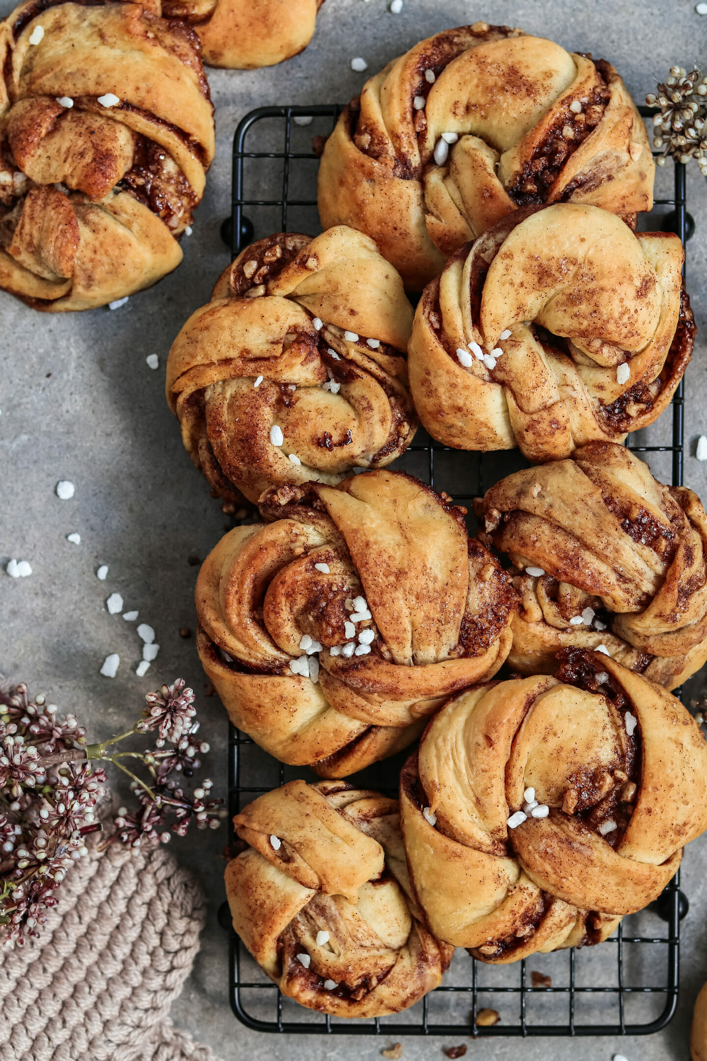 Vegane Hefeknoten mit Zimt-Nuss Füllung | byanjushka Vegane Hefeknoten mit Zimt-Nuss Füllung | byanjushka