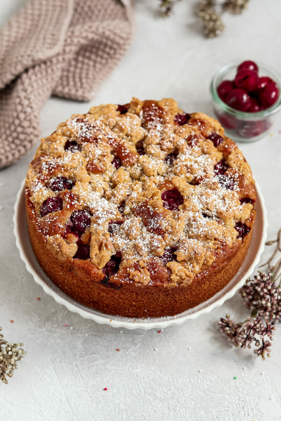 Veganer Streuselkuchen mit Kirschen.