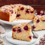 Veganer Streuselkuchen mit Kirschen.