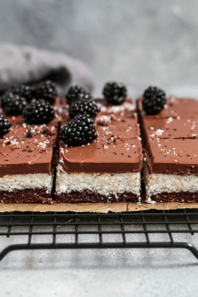 Vegane Schoko Kokos Bars mit cremiger Schokoladen Ganache und Brombeeren Topping