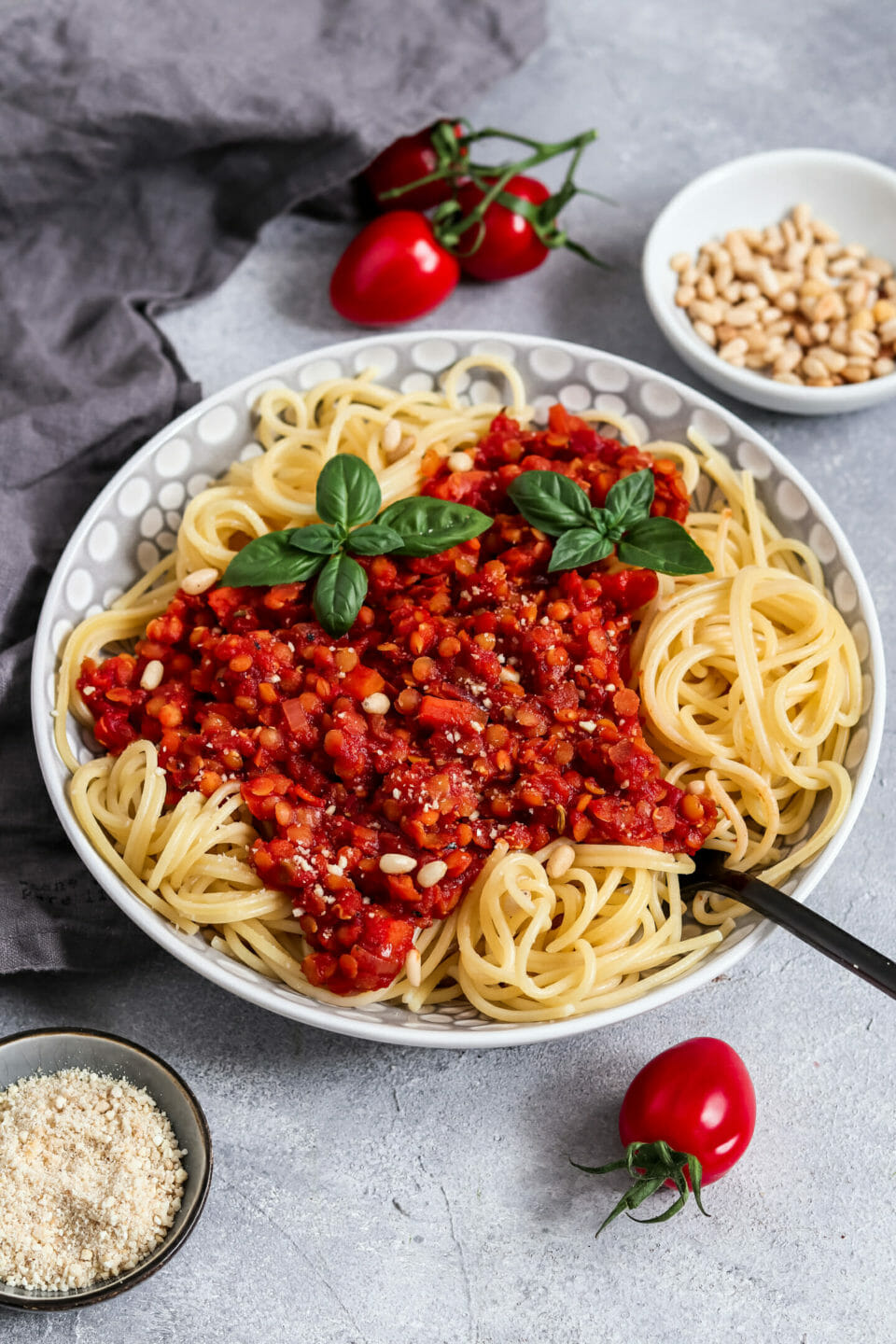 Rote Linsen Bolognese mit Cashew Parmesan.