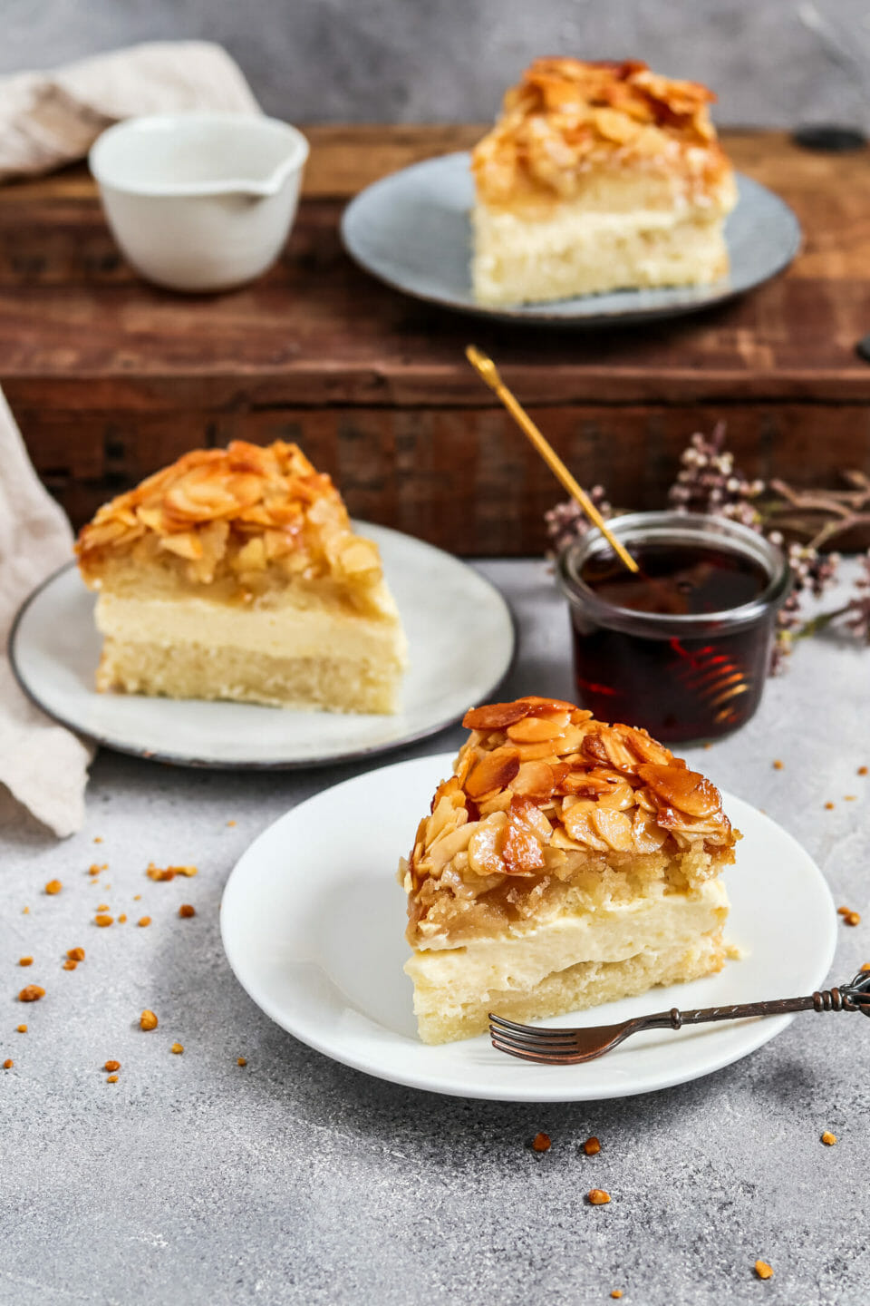 Veganer Bienenstich Kuchen.