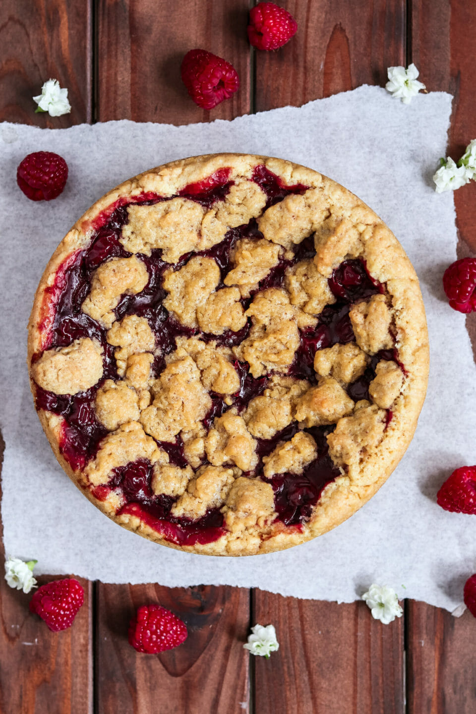 Veganer Kirschkuchen mit saftiger Füllung und Streusel.