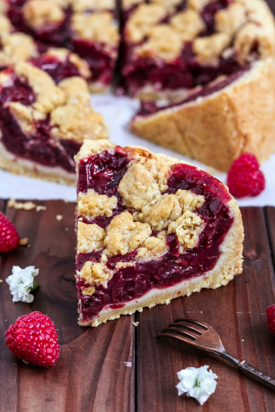 Streuselkuchen mit saftiger Kirschfüllung.