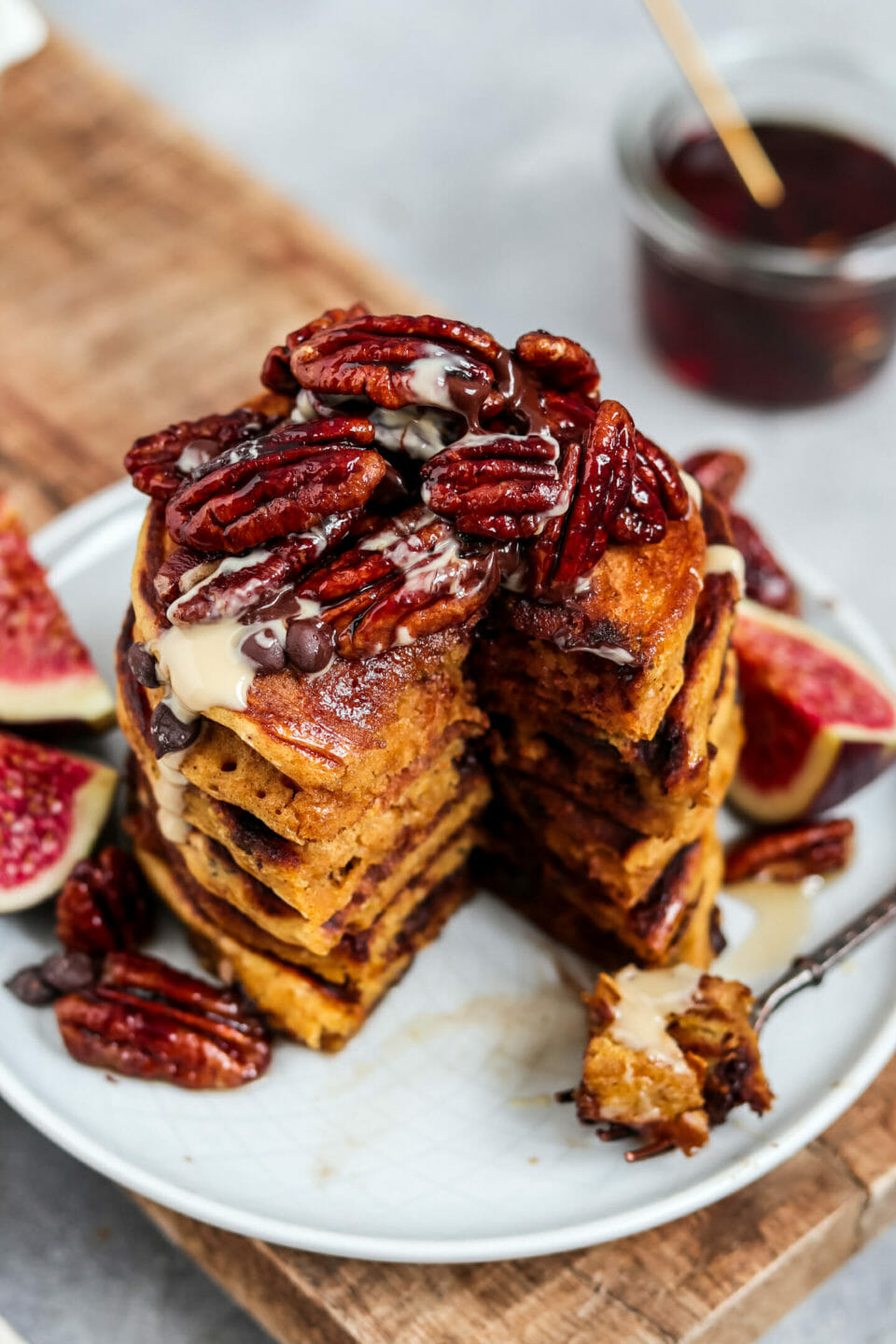 Chocolate Chip Kürbis Pancakes mit karamellisierten Pekannüsse und Nussmus.