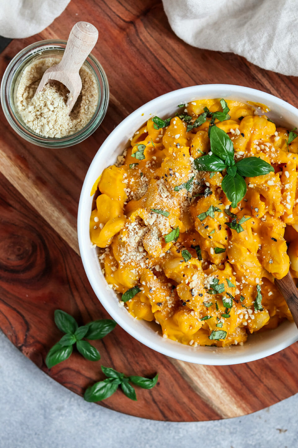 Veganes Kürbis Mac and Cheese mit Cashew Parmesan.