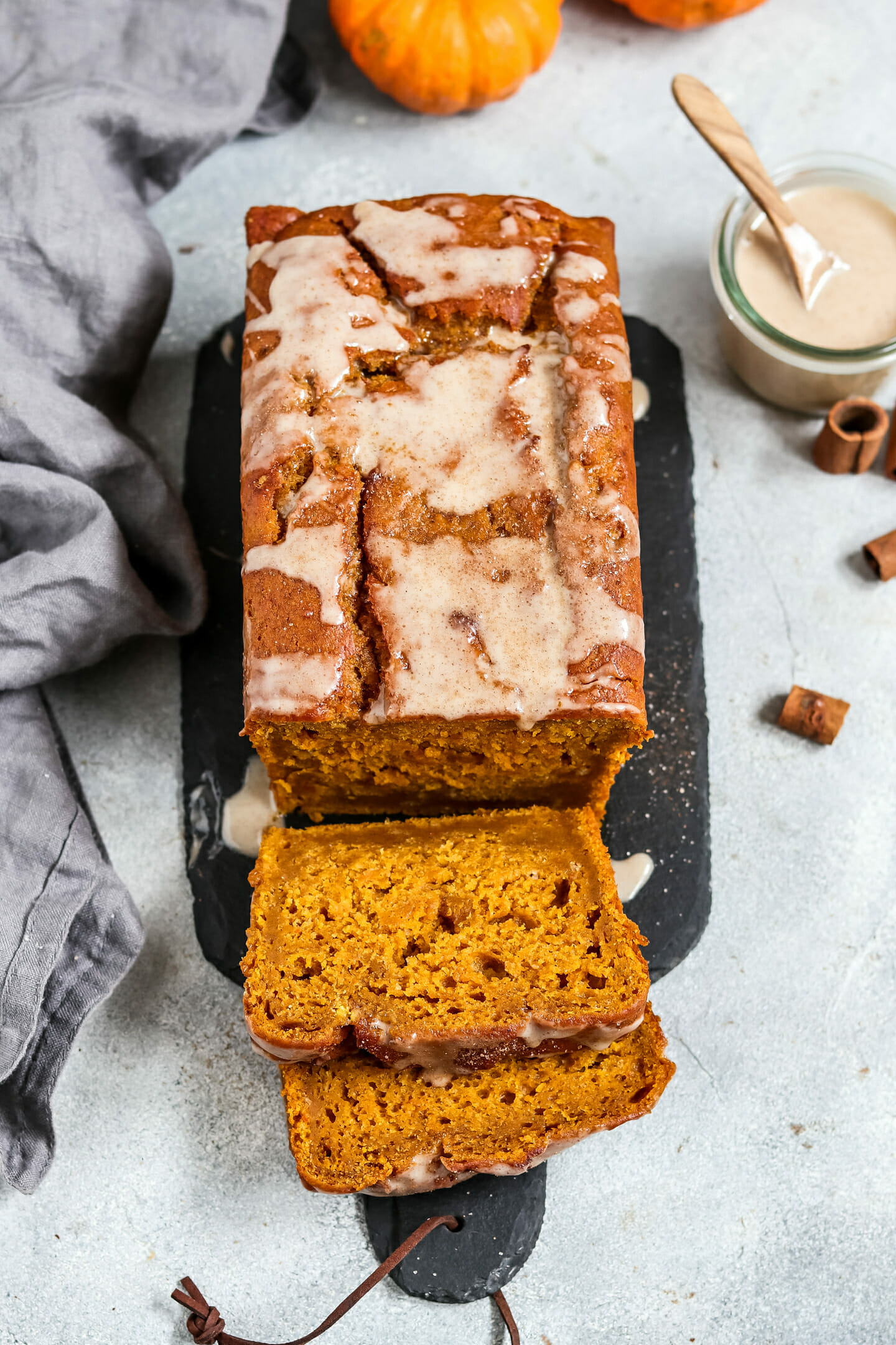 Kürbis Kuchen mit Zimt Glasur | Vegan &amp; Einfach | byanjushka