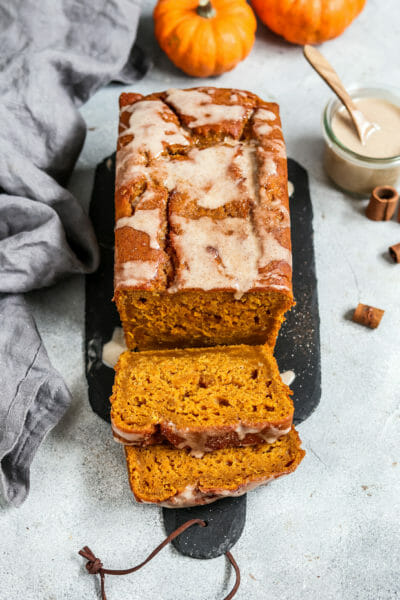Veganer Kürbis Kuchen mit Zimt Glasur und Zimt Zucker.