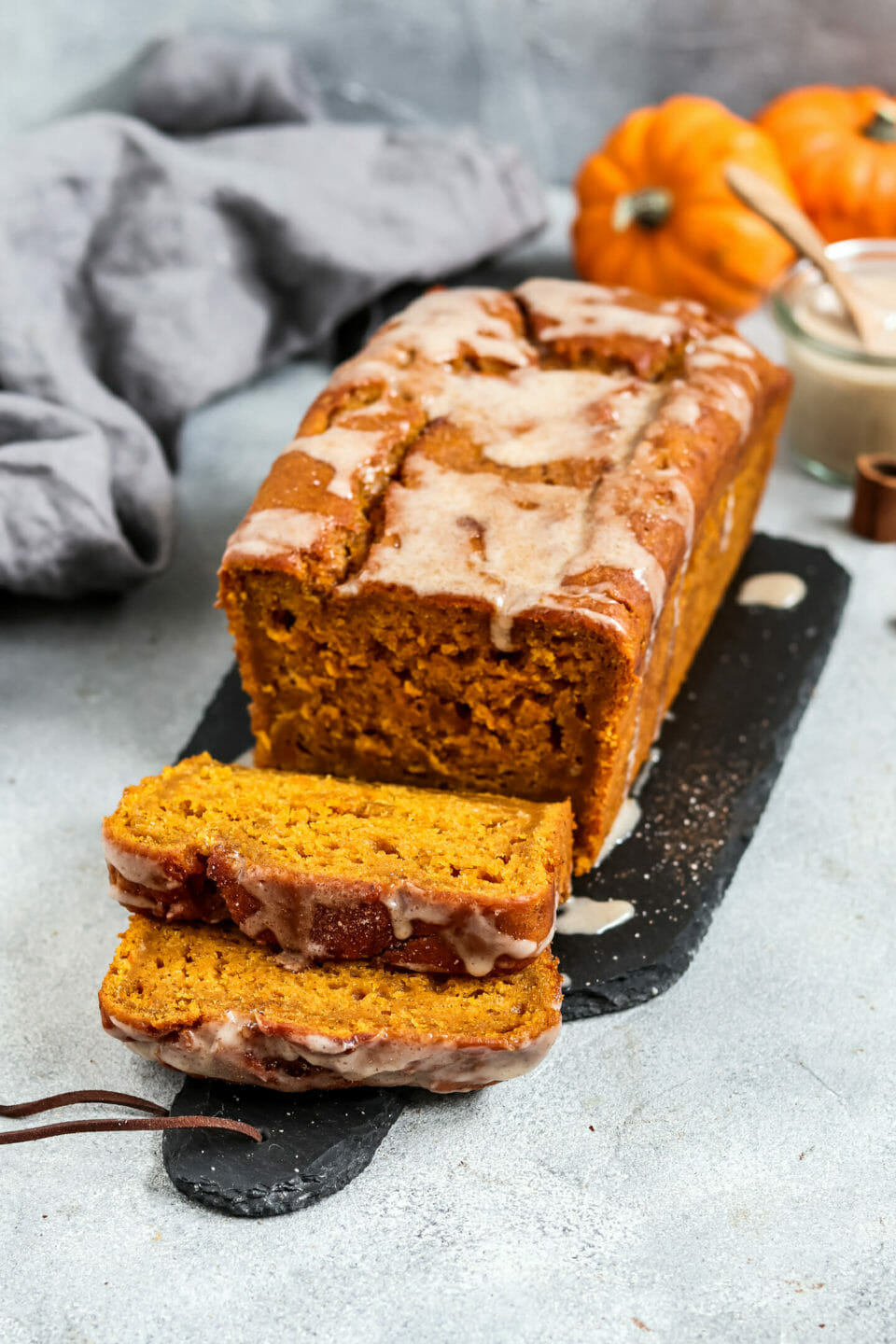 Veganer Kürbis Kuchen mit Zimt Glasur.