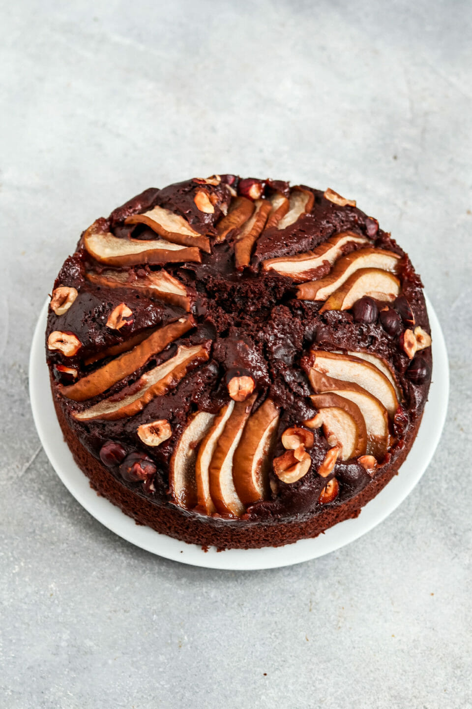 Veganer Schoko Birnen Kuchen mit karamellisierten Haselnüssen.