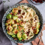 Vegane Fettuccine Alfredo mit gebratenem Rosenkohl und Kokos Speck.