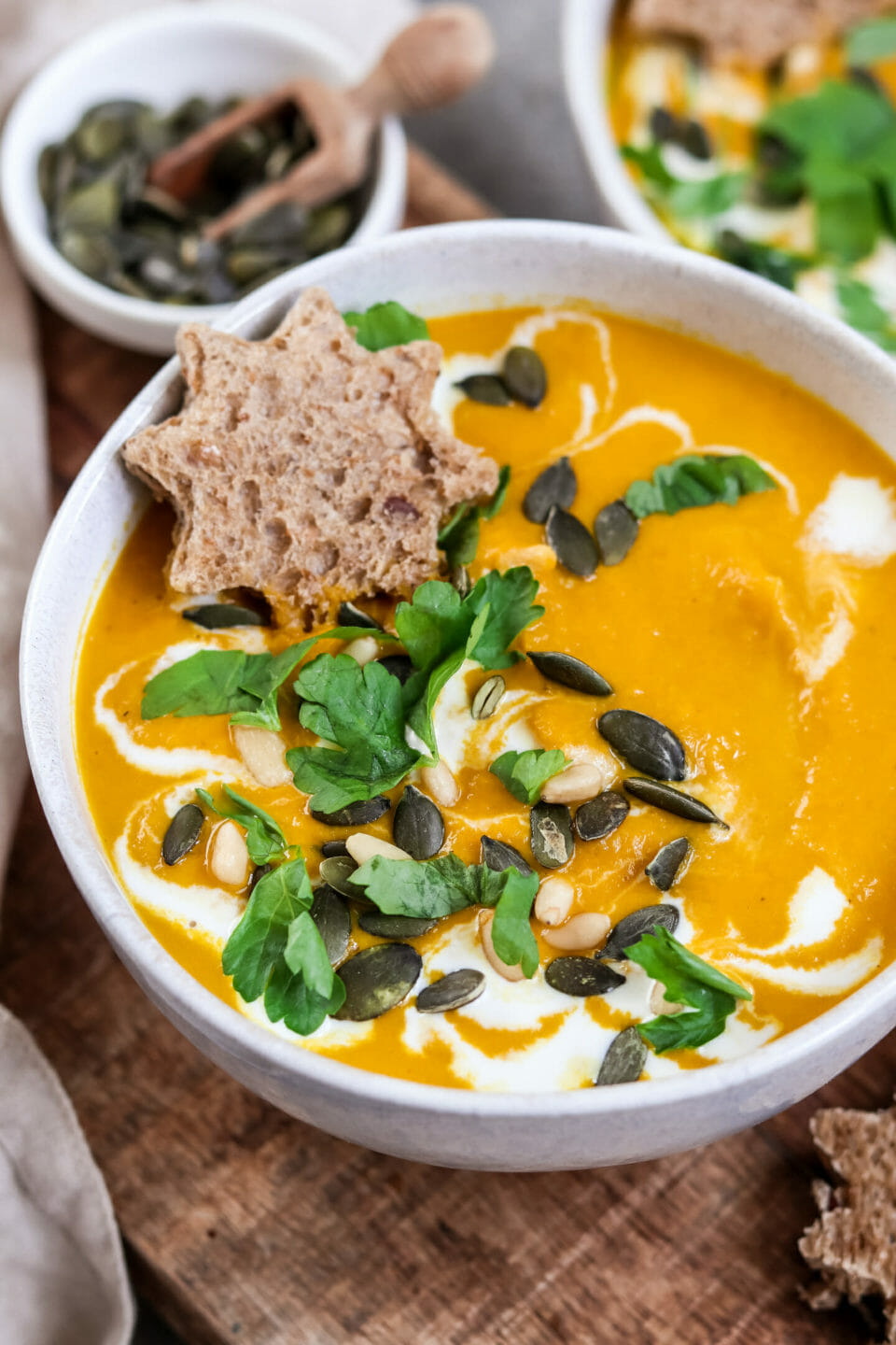 Vegane Möhren Ingwer Suppe mit Toast Sternchen.