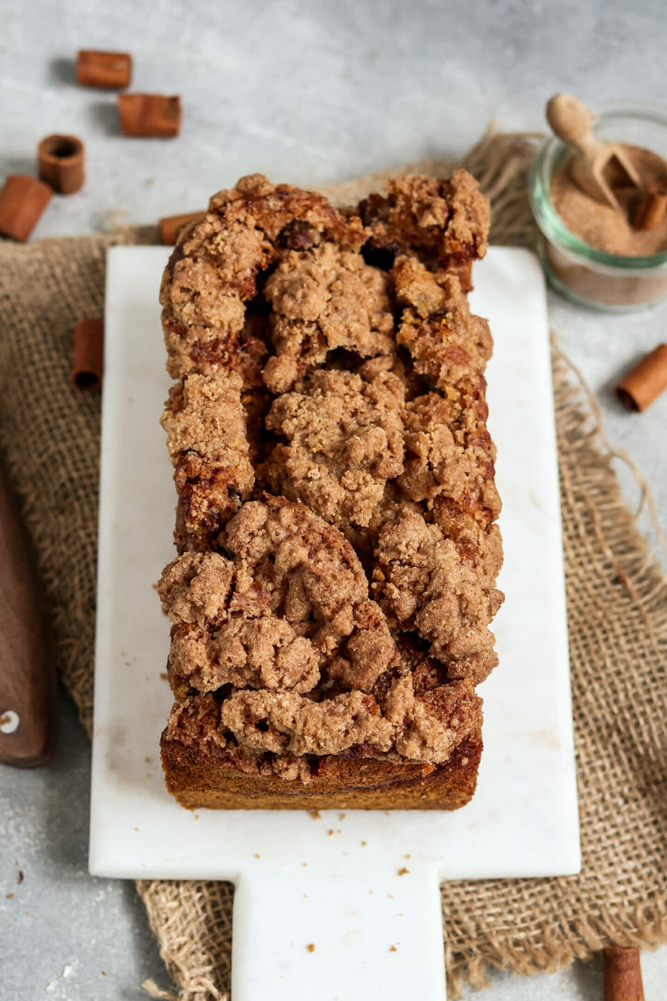 Veganes Zimt-Strudel Bananenbrot mit Zimt Streusel und Vanille Glasur.