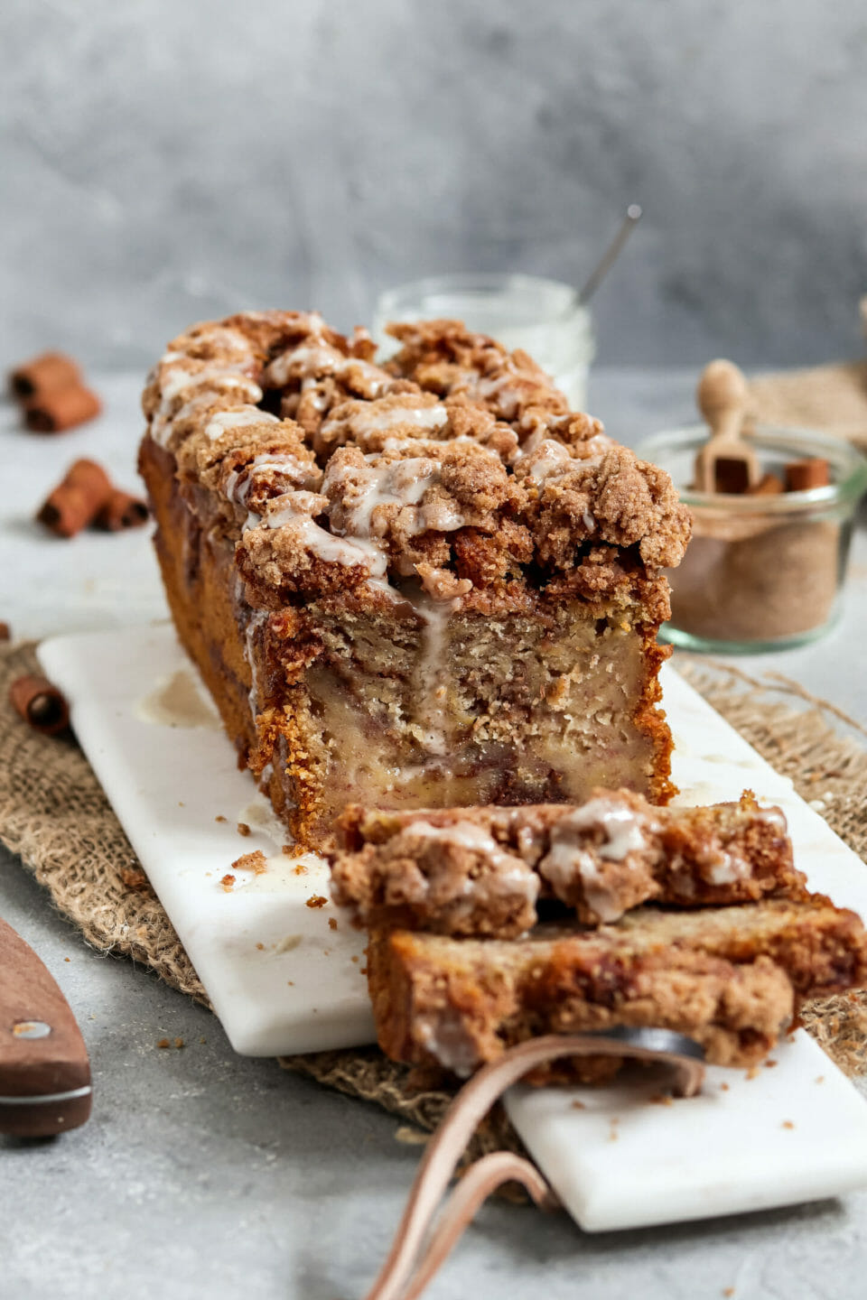 Veganes Bananenbrot mit Zimt-Strudel und Streusel.