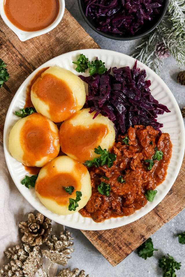 Veganes Gulasch mit Klöße &amp; Apfel-Rotkohl | byanjushka