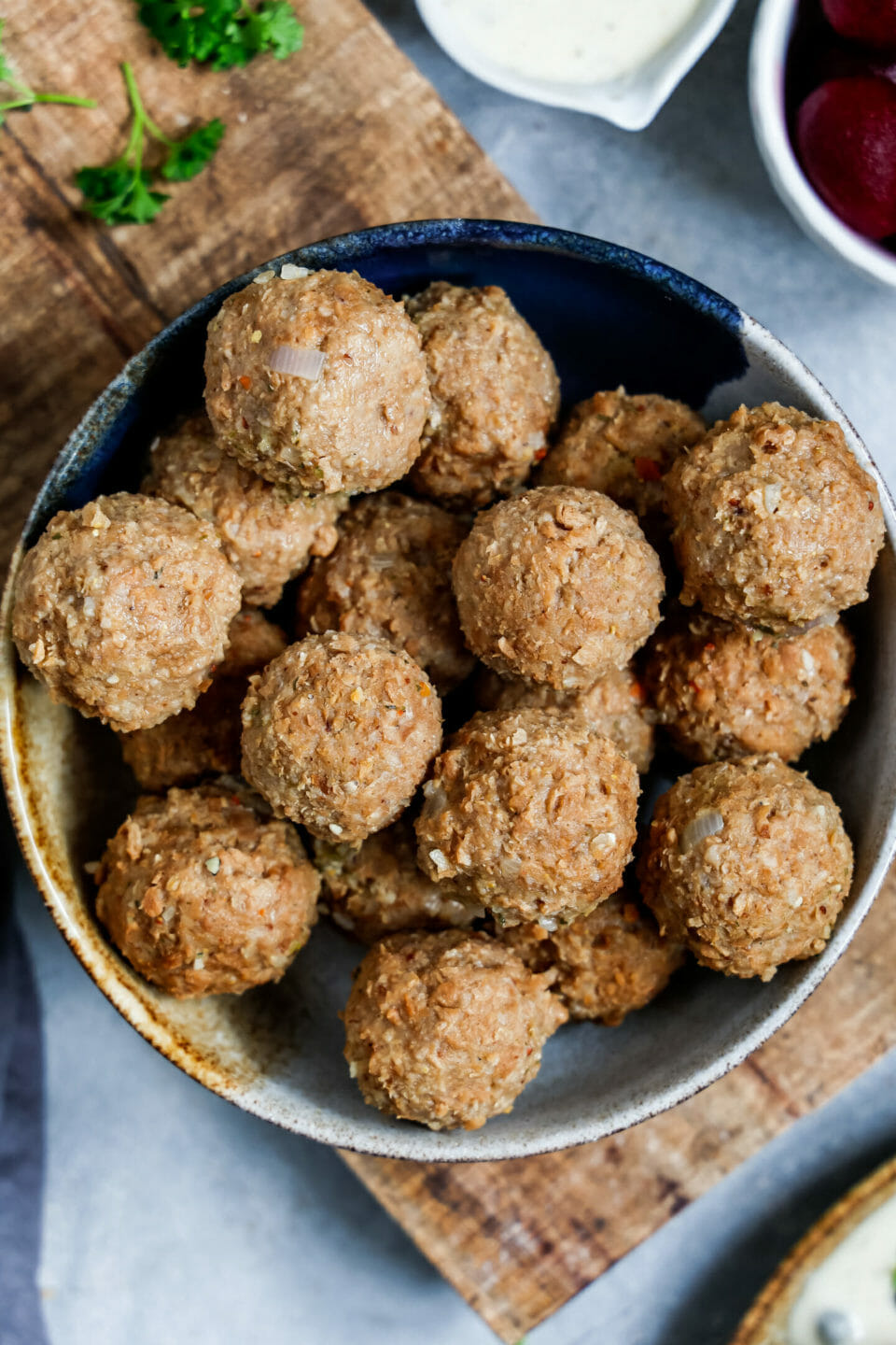 Königsberger Klopse aus veganem Hack aufgestapelt in einem tiefen Teller