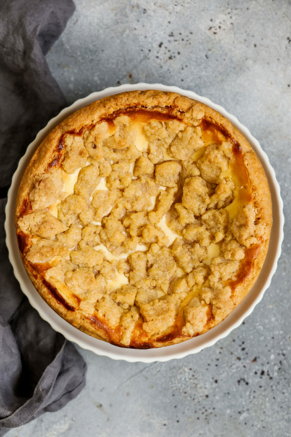 Veganer Käsekuchen mit Mohn und Streusel von oben fotografiert.