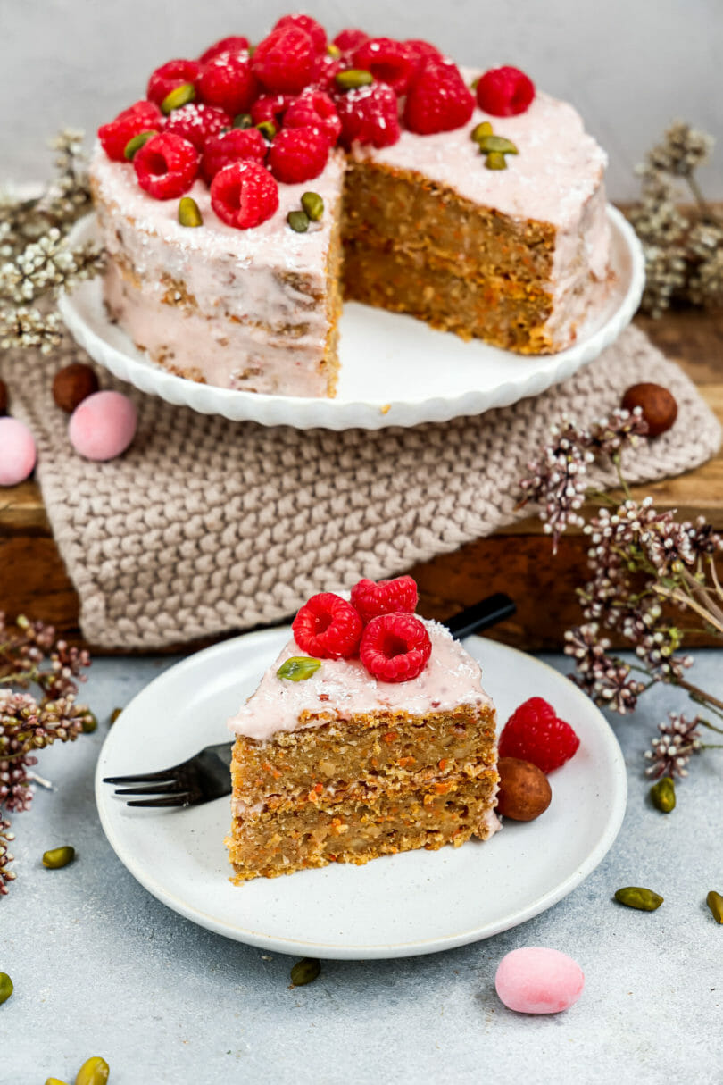 Veganer Kokos Carrot Cake mit Himbeer-Frosting | Möhrenkuchen | byanjushka Veganer Kokos Carrot Cake mit Himbeer-Frosting | Möhrenkuchen | byanjushka