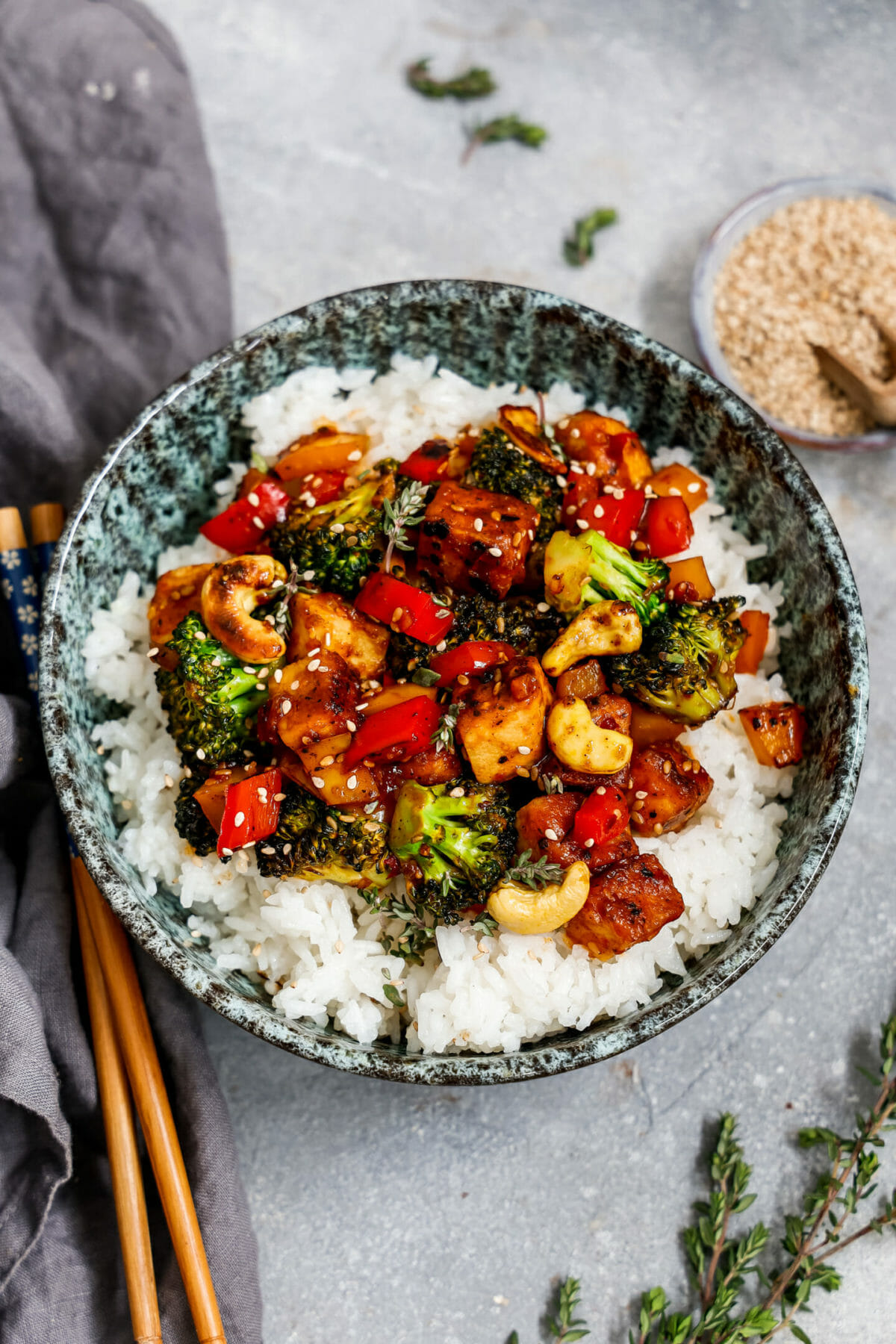 Cashew Sesam Tofu mit Kokos-Reis | Vegane Tofu-Gemüsepfanne | byanjushka