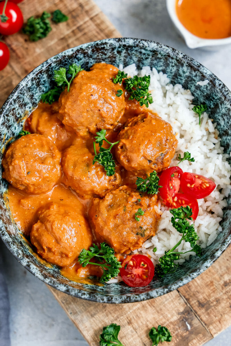 Vegane Meatballs in Tomatensauce mit Reis