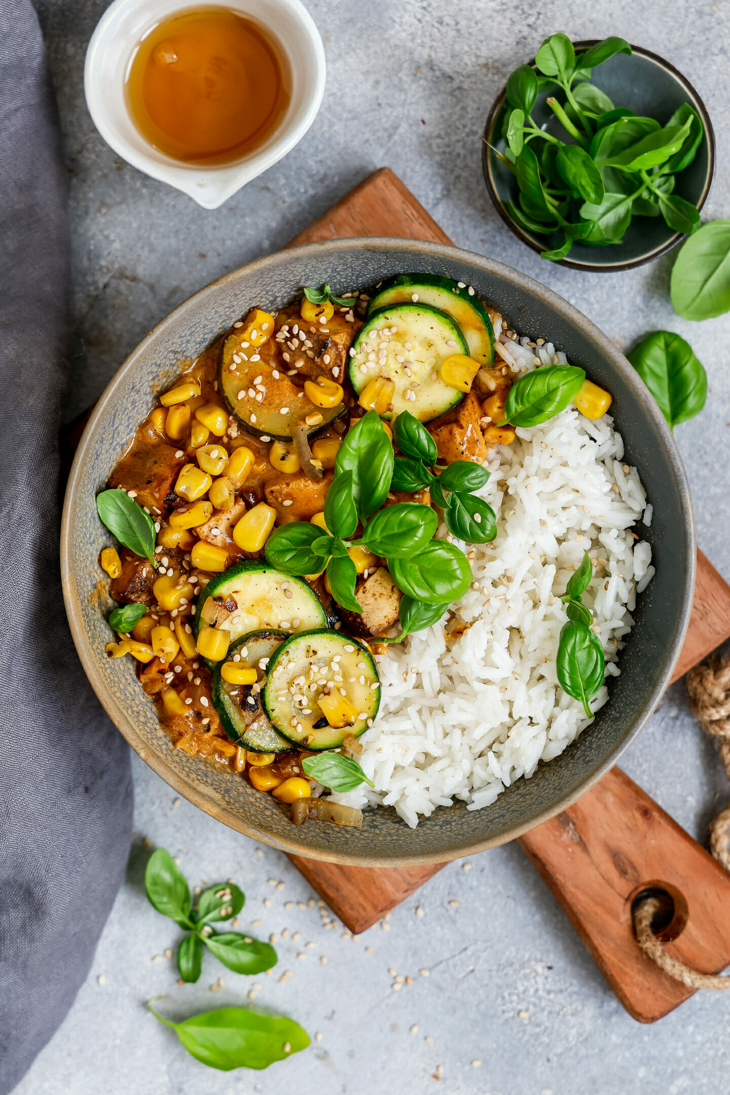 Veganes Kokos Curry mit Tofu und Gemüse | byanjushka