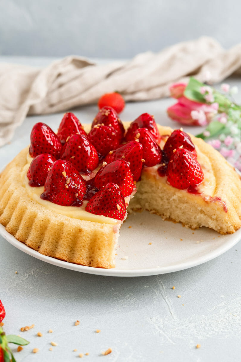 Einfaches Rezept für einen fruchtig-süßen Erdbeerkuchen mit Pudding. Der Obstkuchen ist vegan, hat einen fluffig-lockeren Biskuitboden und schmeckt einfach traumhaft gut!