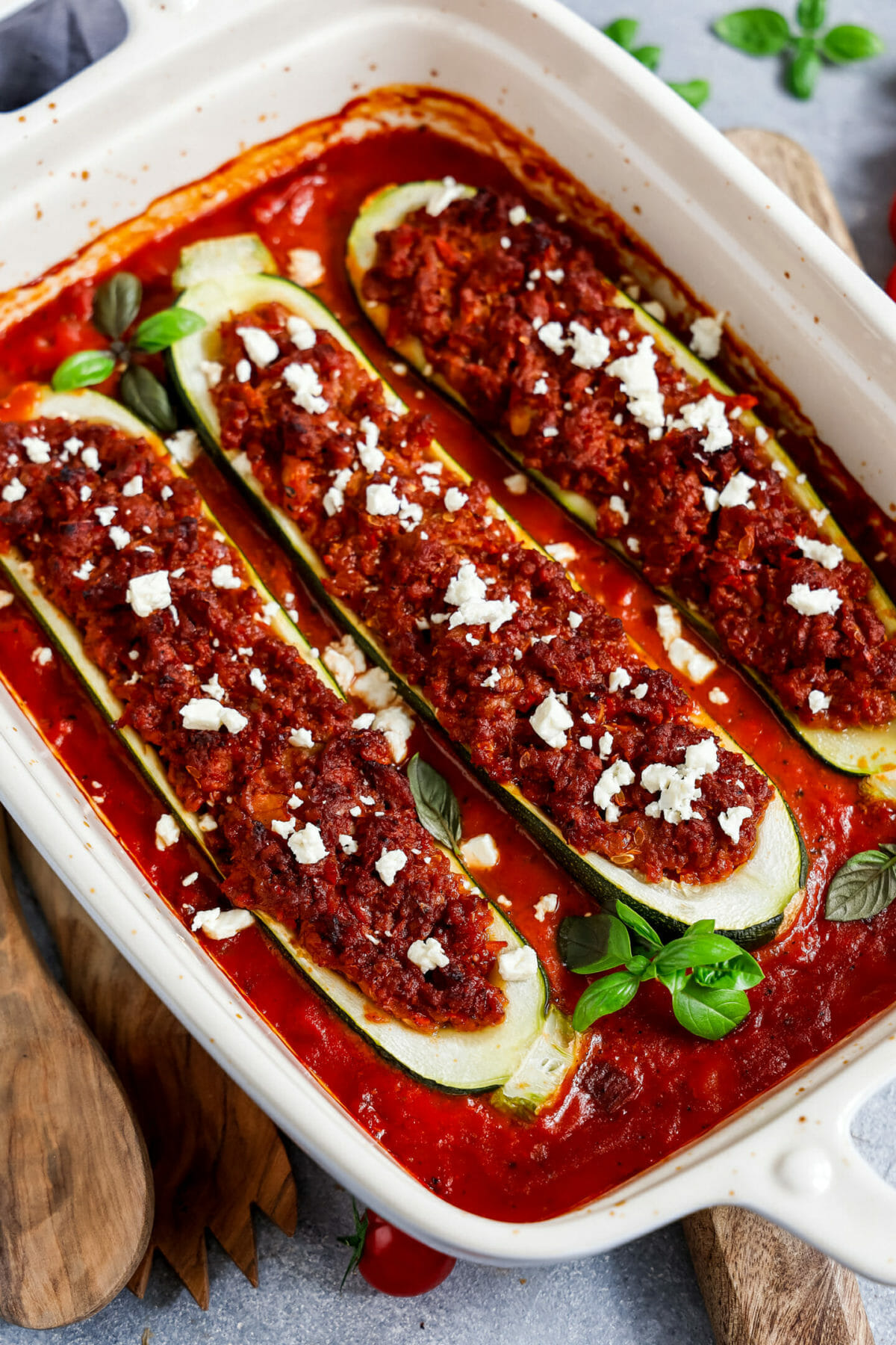 Gefüllte Zucchini mit veganem Hack in Tomatensauce | byanjushka