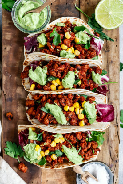 Vegane Tacos, gefüllt und aufgereiht auf einem Holzbrett