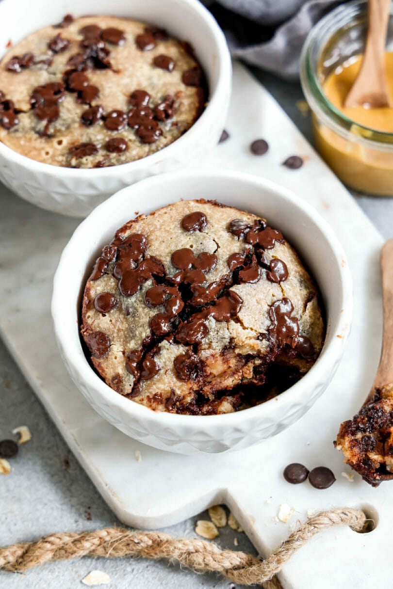 Vegane Chocolate Chip Baked Oats angerichtet in einer tiefen Schüssel auf einem Marmorbrett