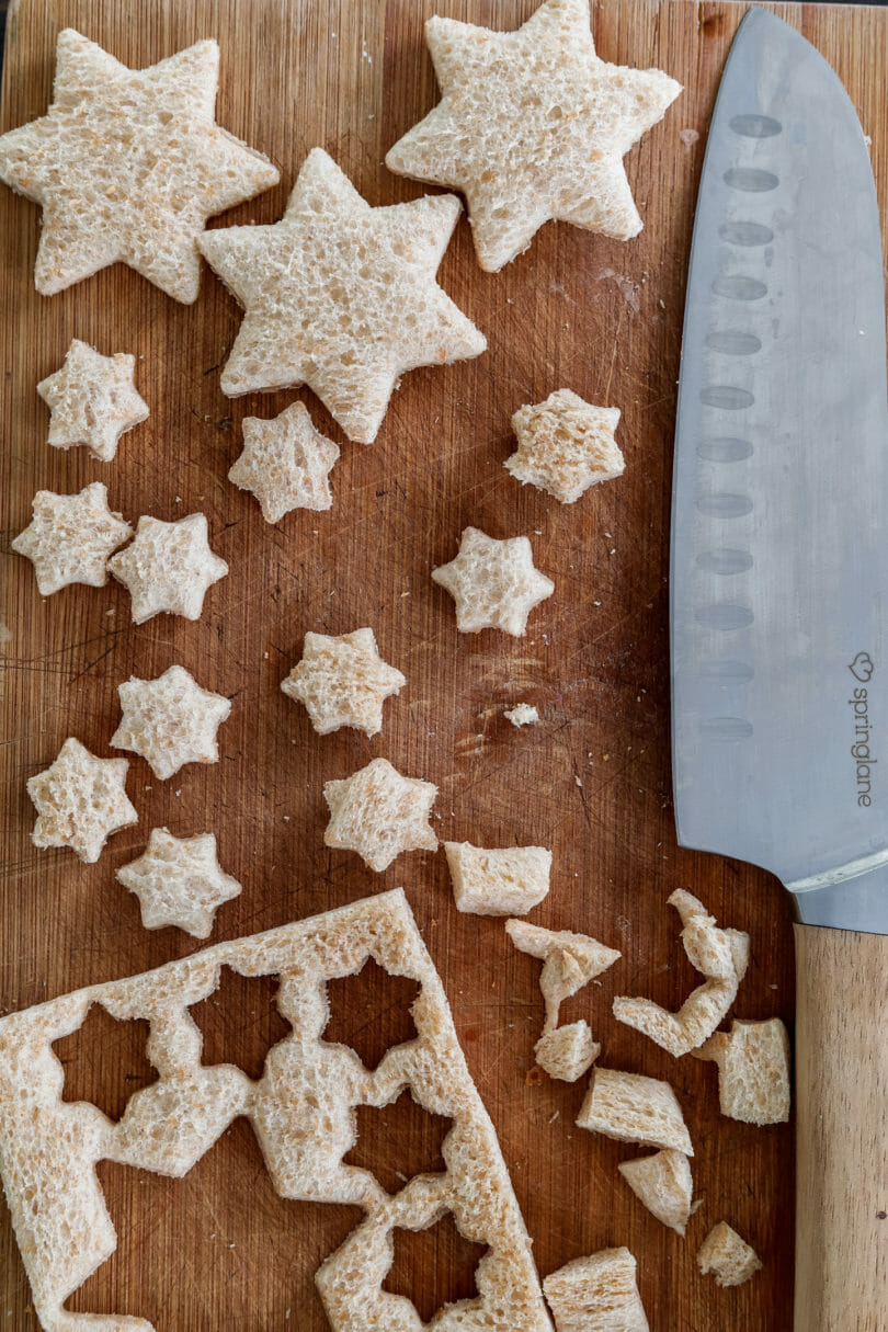 Die Toastscheiben werden mit einer Form ausgestochen, damit daraus weihnachtliche Zimt-Crôutons in Sternform werden