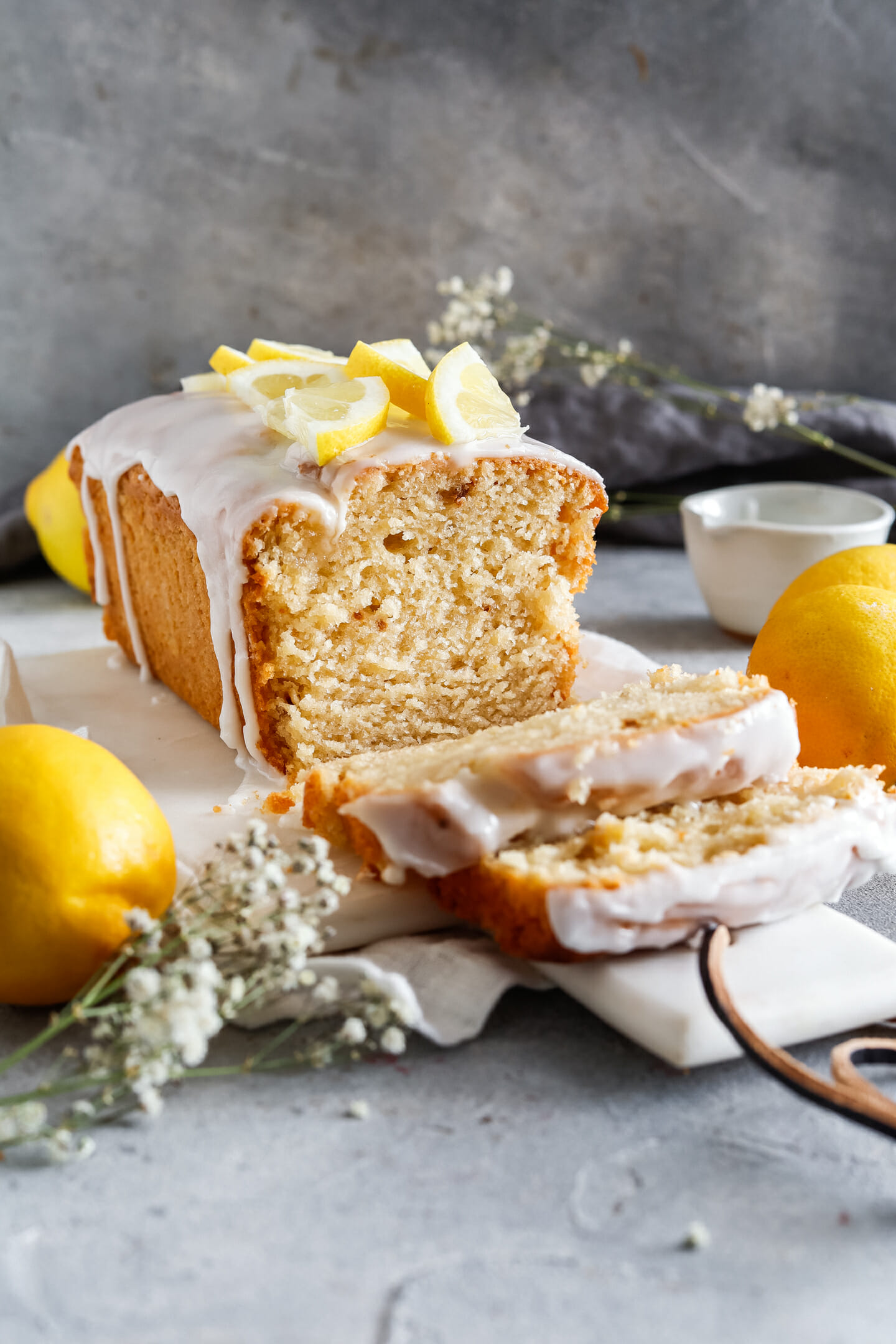 Saftiger veganer Zitronenkuchen mit Glasur | byanjushka