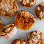 Vegane, herbstliche Kürbismuffins perfekt für Halloween - die saftigen Muffins mit Kürbis werden mit Öl und ohne Ei zubereitet und mit Schoko-Streuseln garniert