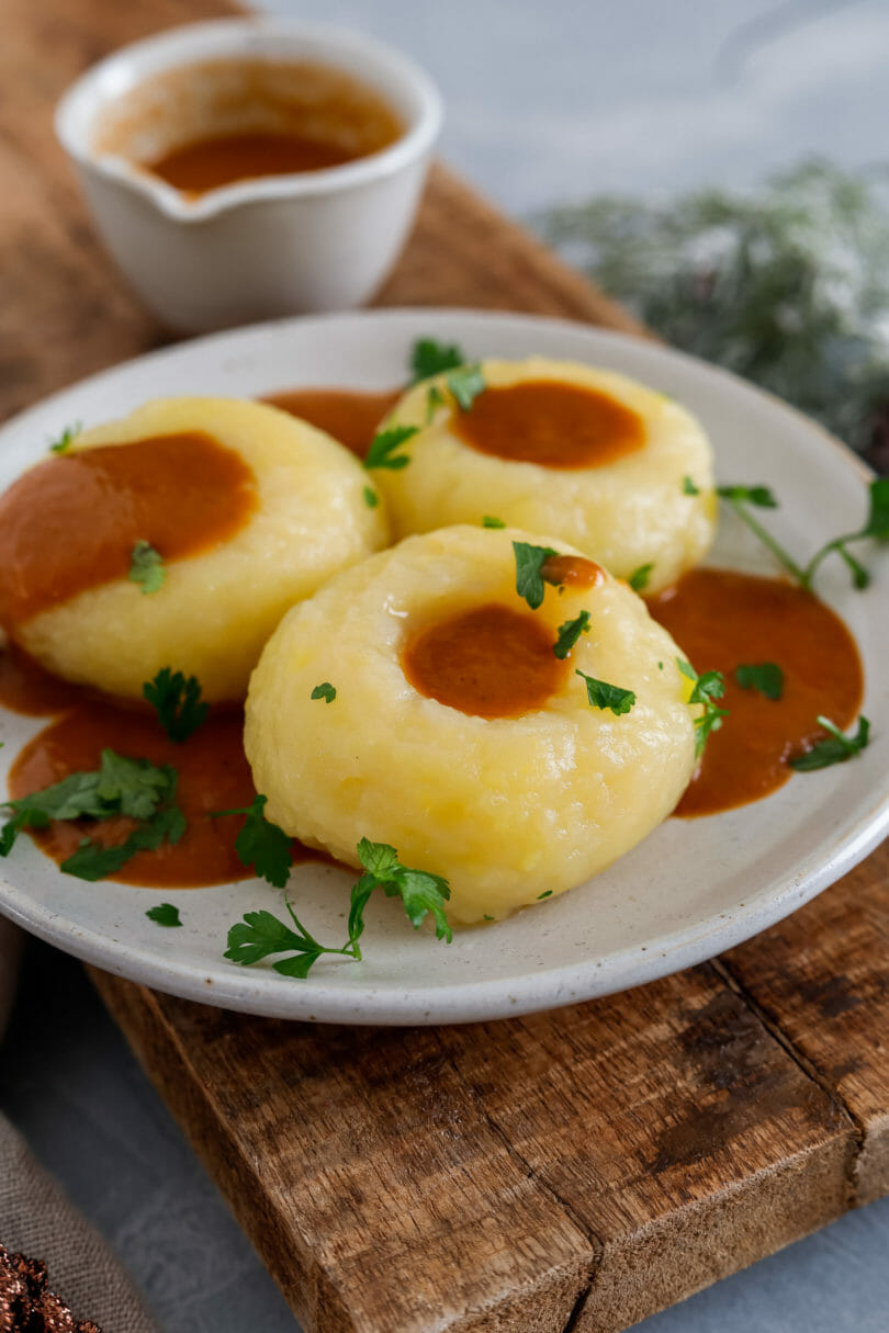 Vegane polnische Knödel (Kluski) - sie werden aus Kartoffelmehl gemacht und man kann sie ganz einfach selber machen.