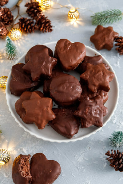 Veganer Lebkuchen mit herber Schokoladenglasur - dieser saftige, weiche Pfefferkuchen zum selber machen ist das perfekte Rezept zu Weihnachten!