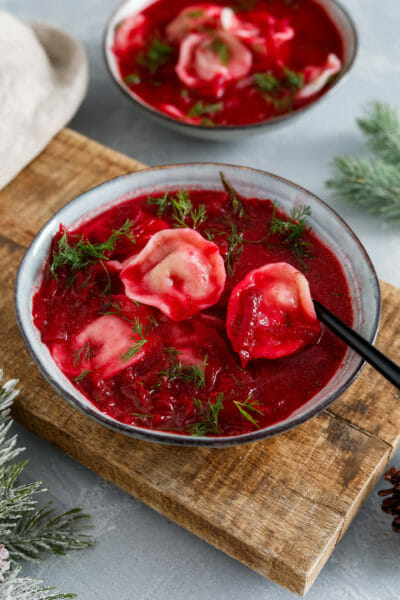 Vegane Roote Beete Suppe mit polnischen Nudeltaschen (Uzska) - die Barszcz oder auch Borschtsch genannt, ist ein traditionelles Gericht zu Weihnachten in Polen.