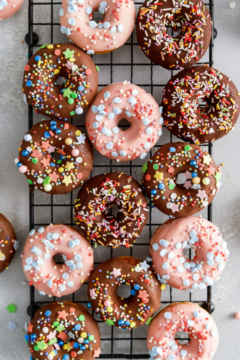 Einfaches Rezept um vegane Donuts selber zu machen. Die Doughnuts sind schnell und einfach gemacht und dazu noch super weich und fluffig!