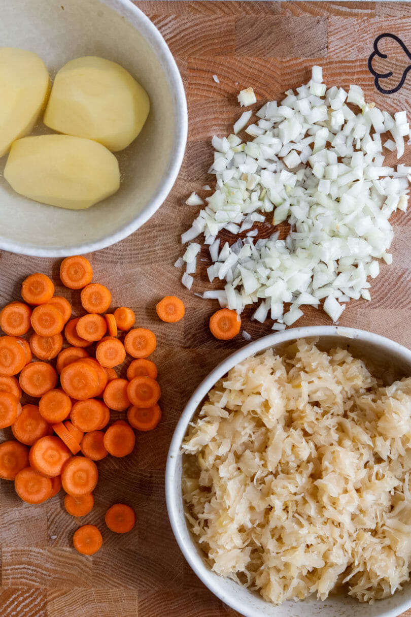 Rezept für eine vegane, polnische Sauerkrautsuppe (Kapusniak) mit etwas Brot als Beilage - ein wärmendes, würziges Gericht für den Winter